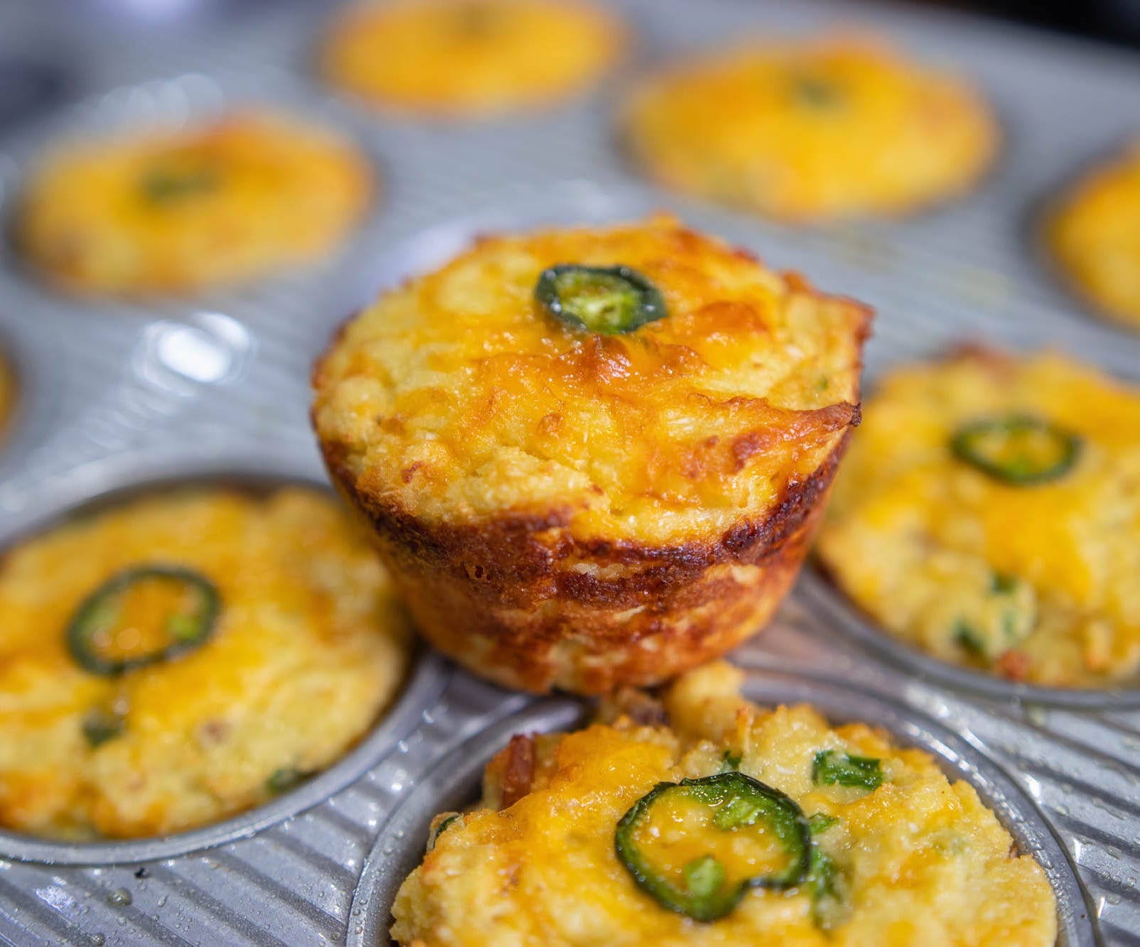 BACON AND CHEDDAR CHEESE MUFFINS