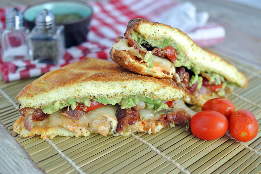 BACON, AVOCADO AND CHICKEN SANDWICH