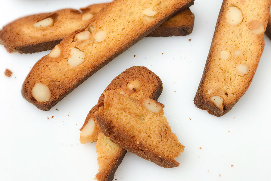 BISCUITS WITH SPICES AND MACADAMIA NUTS