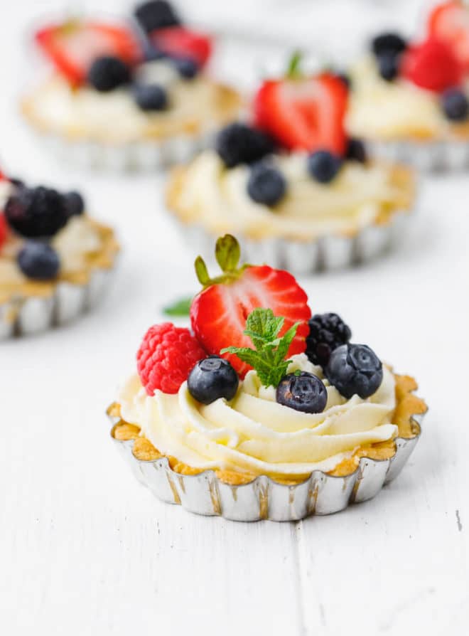 KETO CAKE WITH BERRIES AND MASCARPONE