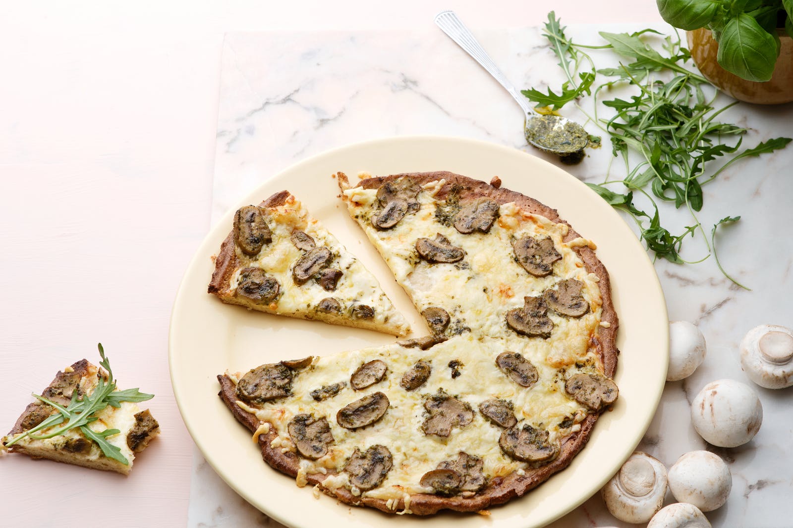 RECIPE FOR KETO PIZZA WITH MUSHROOMS AND PESTO