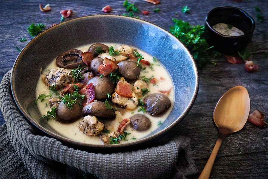 STEWED CHICKEN WITH MUSHROOMS AND HERBS