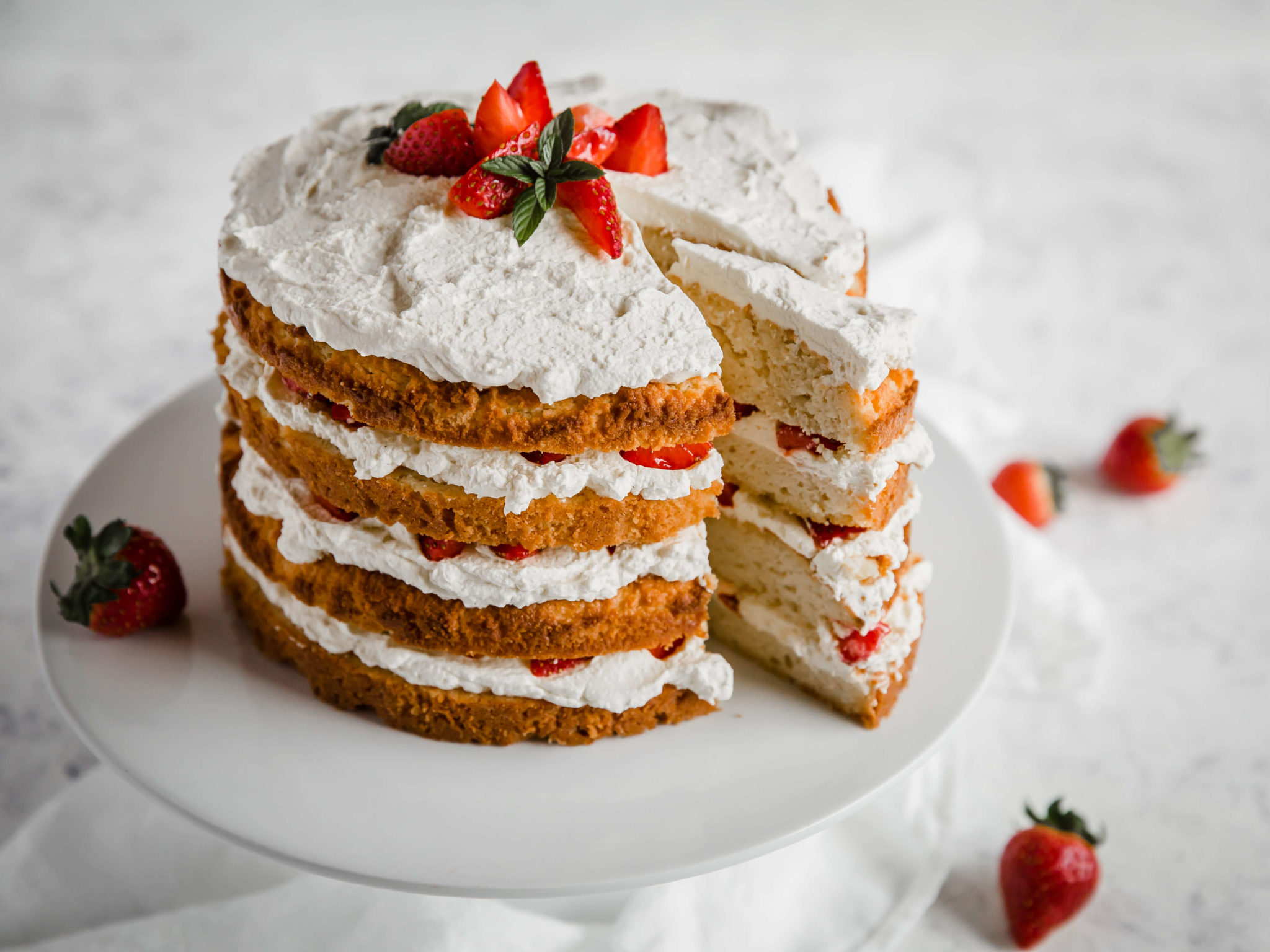 SPONGE CAKE WITH BERRIES