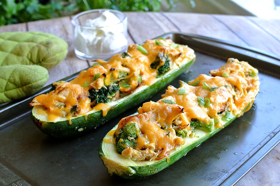 ZUCCHINI STUFFED WITH CHICKEN AND BROCCOLI